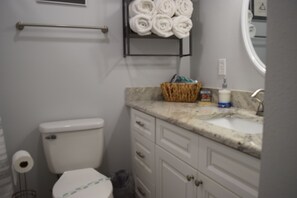 Douche, sĂšche-cheveux, serviettes fournies, savon