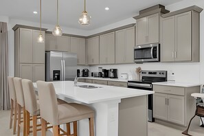 Mikrowelle, Ofen, Geschirrspüler, Wasserkocher mit Kaffee-/Teezubehör