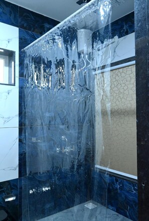 Ducha, toallas, jabón, shampoo