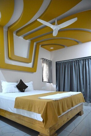 Deluxe Single Room | Laptop workspace, free WiFi