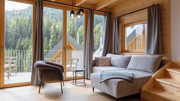 Chalet #7 mit 3 Schlafzimmern und Sauna | Living area | Flat-screen TV