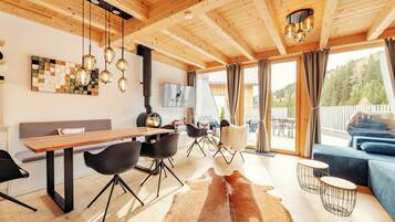 Chalet #1 mit 2 Schlafzimmern und Sauna | Khu phòng khách | TV màn hình phẳng