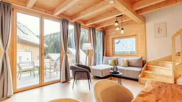 Chalet #1 mit 2 Schlafzimmern und Sauna | Living area | Flat-screen TV