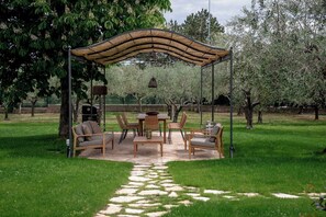 Outdoor dining - Villa in the green, perfect for visiting Marche and Romagna, sea and hills. (San Giovanni In Marignano)