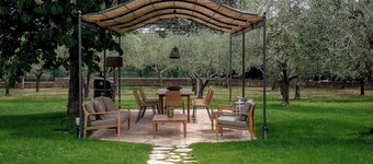 Villa in the green, perfect for visiting Marche and Romagna, sea and hills.