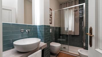 Ducha, secador de pelo, bidé y toallas