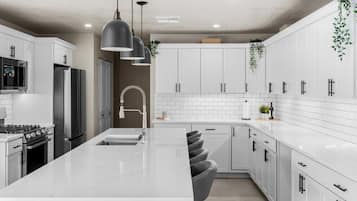 Køleskab, mikrobølgeovn, ovn, kogeplade