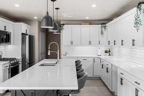 Réfrigérateur, micro-ondes, four, plaque de cuisson