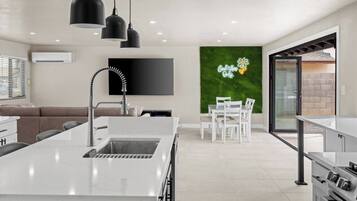 Køleskab, mikrobølgeovn, ovn, kogeplade