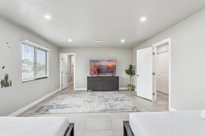 4 habitaciones, tabla de planchar con plancha y cuna de viaje 