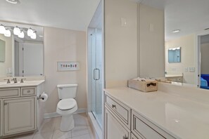 Dusj, hårføner, håndklær og såpe