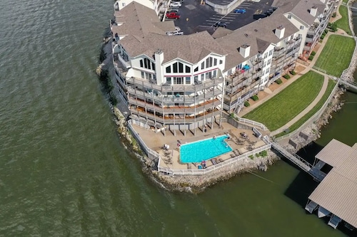 Spacious 4-bedroom condo at the Heart of the Lake. Sleeps up to 12 people. MM 20