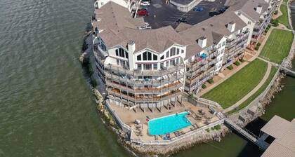 Spacious 4-bedroom condo at the Heart of the Lake. Sleeps up to 12 people. MM 20