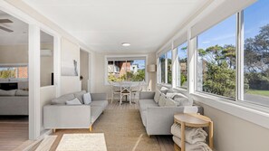 Smart TV, livros, aparelho de som