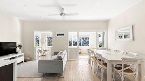 TV connectée, livres, chaîne hi-fi