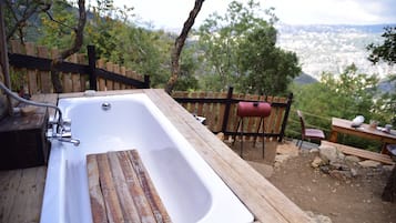 Outdoor spa tub
