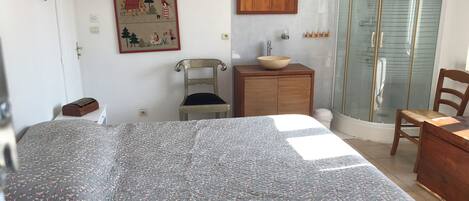 3 chambres, fer et planche Ă repasser, Wi-Fi, draps fournis