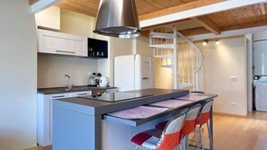 Fridge, oven, stovetop, coffee/tea maker