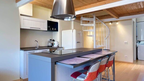 Fridge, oven, stovetop, coffee/tea maker