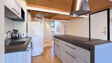 Fridge, oven, stovetop, coffee/tea maker