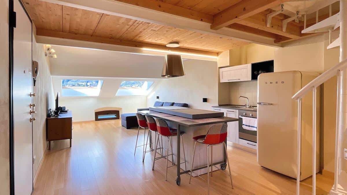 Frigorífico, horno, placa de cocina y cafetera o tetera