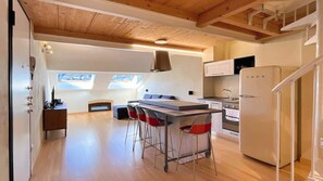 Fridge, oven, stovetop, coffee/tea maker