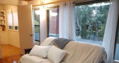 Quaint 2-bedroom Apartment with safe offstreet parking in Eureka