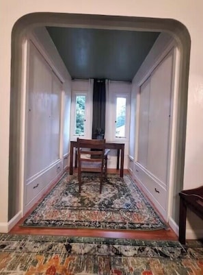 Interior - Quaint 2-bedroom Apartment with safe offstreet parking in Eureka (Eureka)