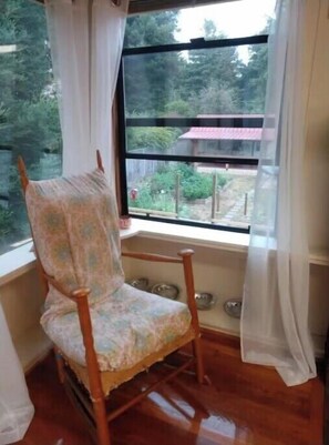 Interior - Quaint 2-bedroom Apartment with safe offstreet parking in Eureka (Eureka)