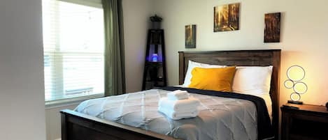 2 habitaciones, escritorio y tabla de planchar con plancha
