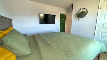 2 soveværelser, skrivebord, strygejern/strygebræt, weekendseng