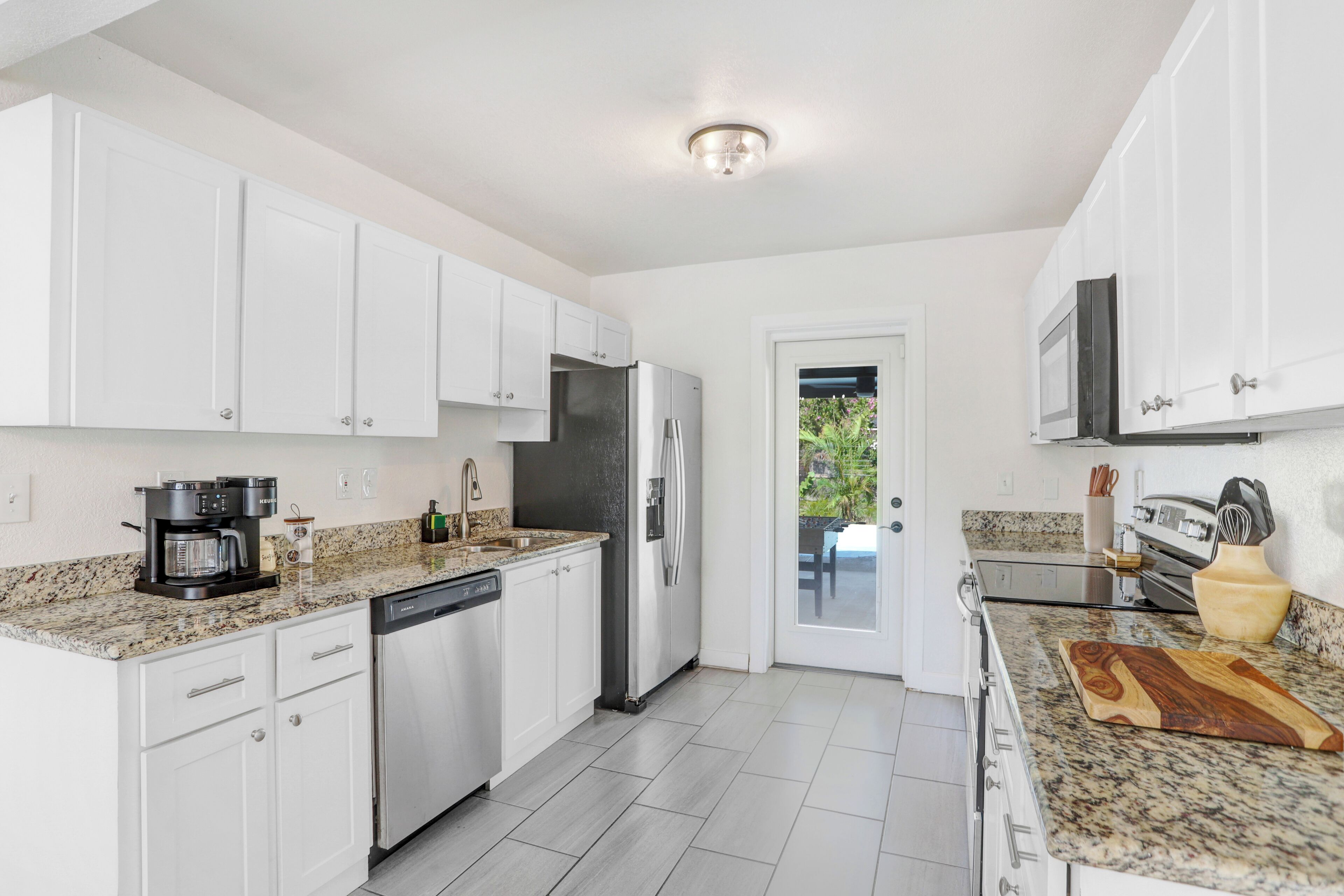 Microondas, horno, placa de cocina y lavavajillas