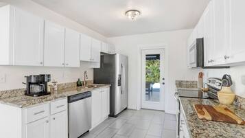 Microondas, horno, placa de cocina y lavavajillas