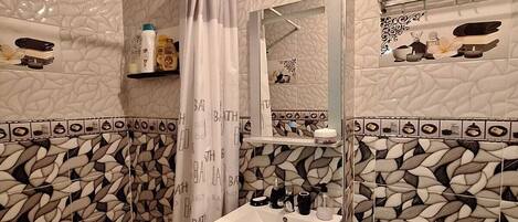 Een haardroger, handdoeken, zeep, toiletpapier