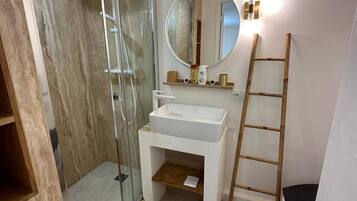 Een haardroger, handdoeken