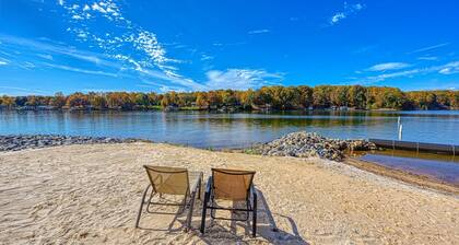 Spacious lakefront condo w/shared pool, hot tub, tennis court, private balcony