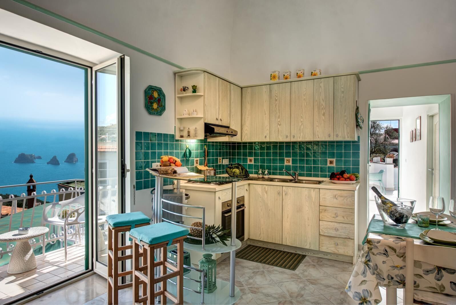 Micro-ondes, four, plaque de cuisson, cafetière/bouilloire