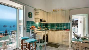 Micro-ondes, four, plaque de cuisson, cafetiĂšre/bouilloire