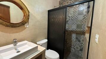 Douche, serviettes fournies, savon, papier toilette
