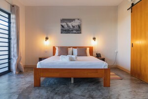 Habitación Confort doble, balcón, vistas al mar | Servicio de comidas en la habitación