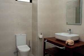 Khăn tắm, xà phòng, dầu gội, giấy vệ sinh 