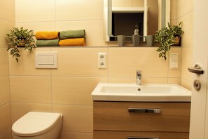 Suihku, hiustenkuivaaja, pyyhkeet, saippua