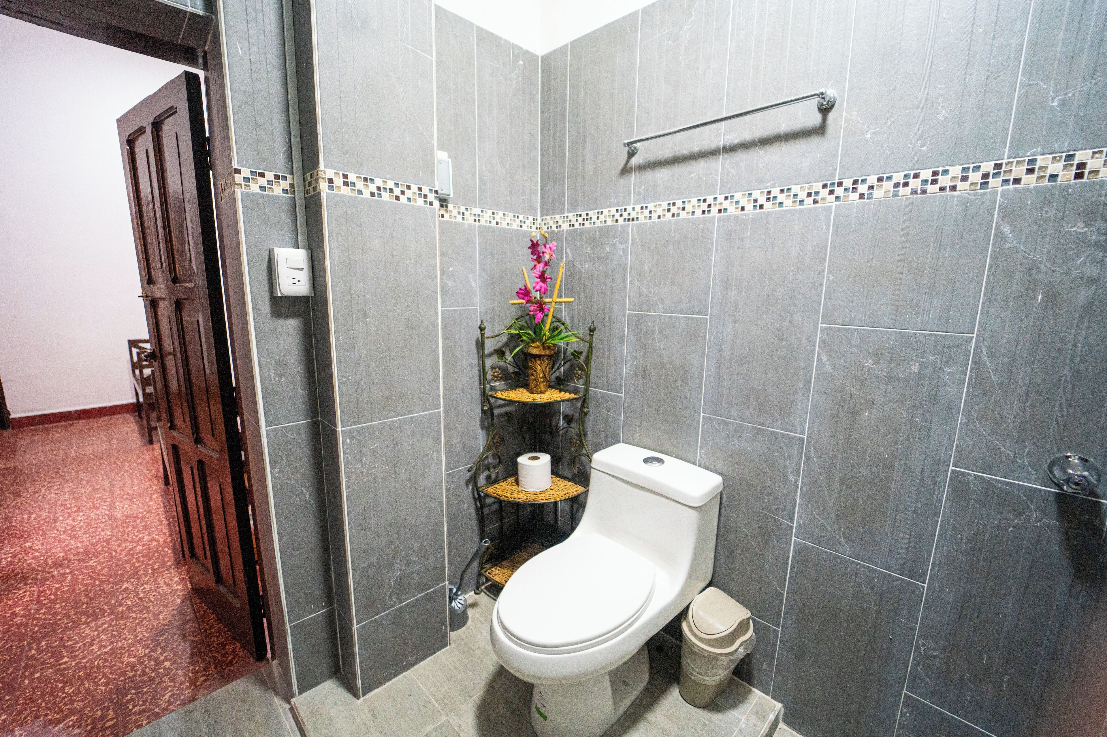 Kamar Twin Basic, 2 Tempat Tidur Queen | Kamar mandi | Shower, handuk, sabun, dan tisu toilet