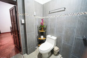 Kamar Twin Basic, 2 Tempat Tidur Queen | Kamar mandi | Shower, handuk, sabun, dan tisu toilet