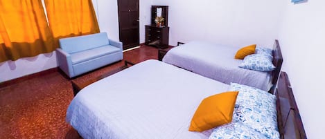 Quarto duplo básico, 2 camas Queen | Wi-Fi de cortesia, roupa de cama