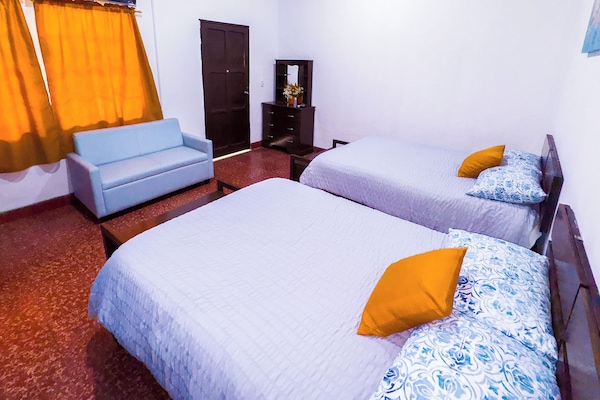 Phòng 2 giường đơn cơ bản, 2 giường cỡ queen | Truy cập Internet không dây miễn phí, bộ trải giường