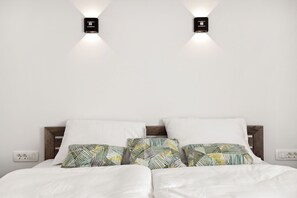 2 makuuhuonetta, työpöytä, silitysrauta/-lauta, vauvan matkasänky