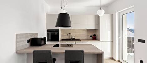 Een koelkast, een microgolfoven, een oven, een kookplaat