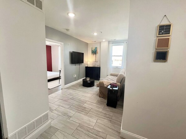 1 bedroom, desk, iron/ironing board, travel cot - CozierScape: 1 BD/The MET/Temple (Philadelphia)