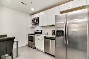 Fridge, microwave, oven, stovetop - CozierScape: 1 BD/The MET/Temple (Philadelphia)